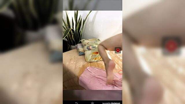 Vietnamese girl masturbating and squirting on xhamsterlive