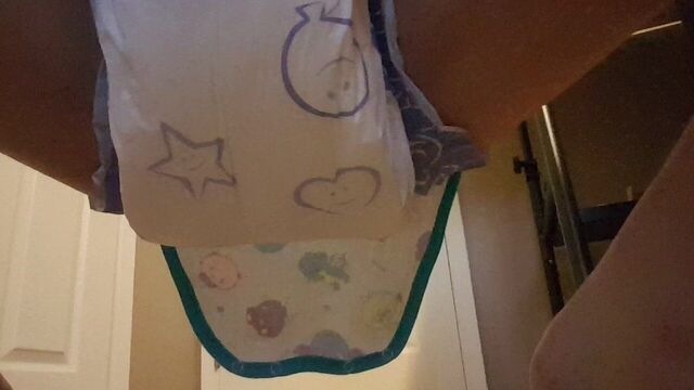 Messing an ABDL diaper