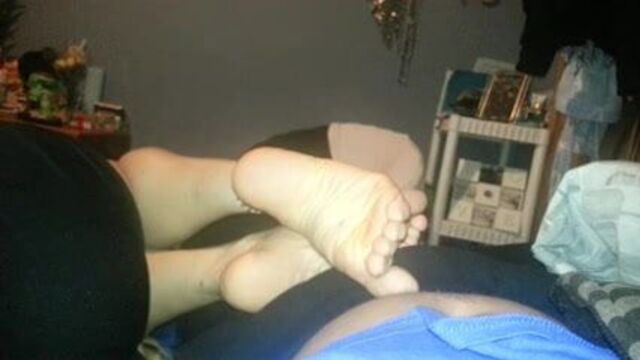 Salsa's sneaky footjob