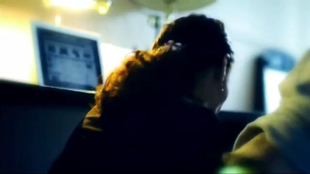 Caroline donne un cours de fellation