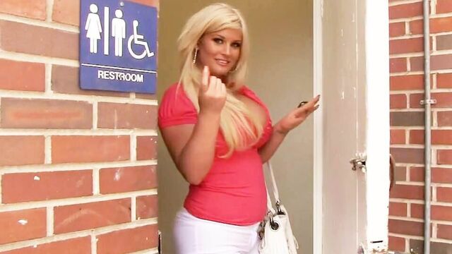 Julie Cash Tries Anonymous Sex With BBC - Gloryhole