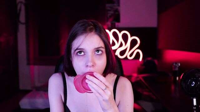 11-minute deep throat with 19cm+ dildo!