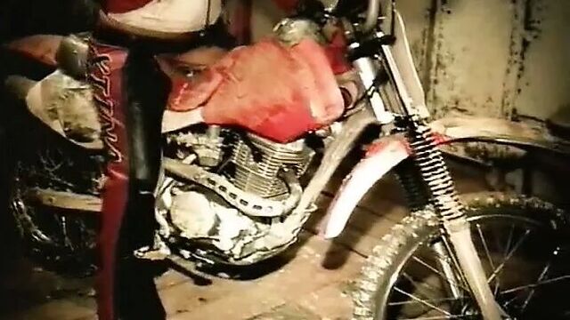 Christina Aguilera Vs Britney Spears – Dirty Slave