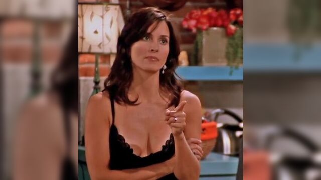 Courteney Cox - Friends (cleavage)