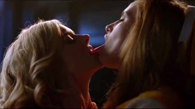 Samara weaving and Bella thorne kiss