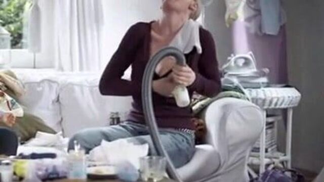 Martina Hill laesst sich ihre Titten leersaugen