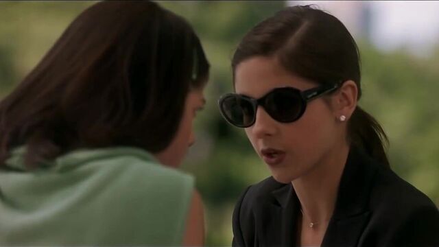 Sarah michelle gellar et selma blair se roulent des pelles