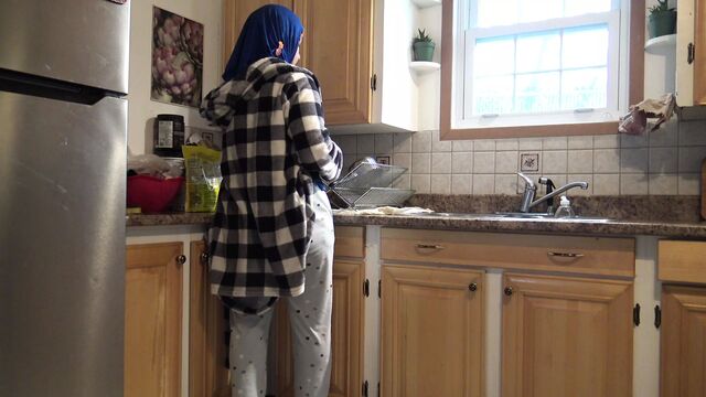 Syrian Housewife Gets Creampied By German Husband In The Kitchen