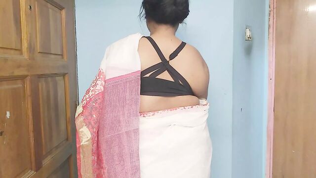 Pakistani Desi Aunty ghar ki safai karte samay Chudane ke lie jabardasti kiya - Hot Aunty fucked by neighbor boy (Hindi)