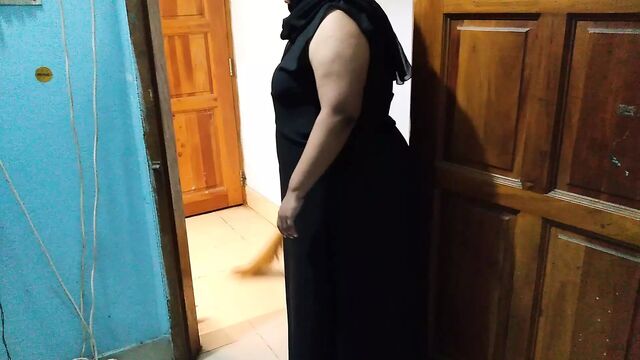 Saudi hot aunty sweeping house when neighbor boy saw her big tits and ass gets seduced &Hot cum - Boruqa & Hijab aunty