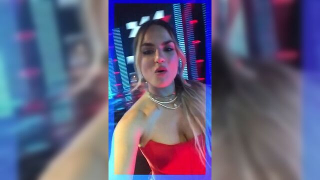 Joanna ''JoJo'' Levesque June 2020 online concert, cleavage