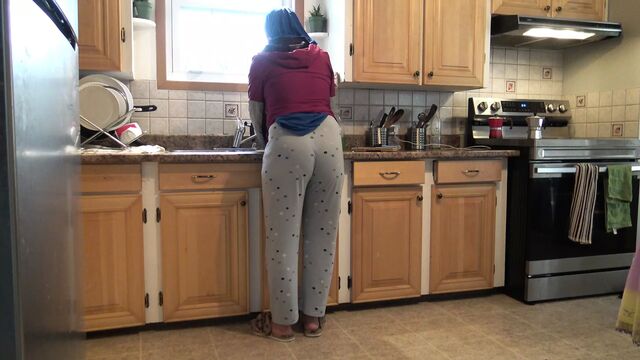 Syrian Wife Lets 18 Year Old German Stepson Fuck Her In The Kitchen