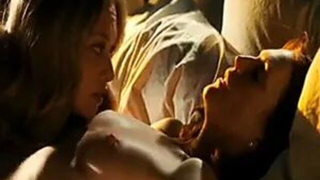 Julianne Moore & Amanda Seyfried Lesbian Scene in Chloe