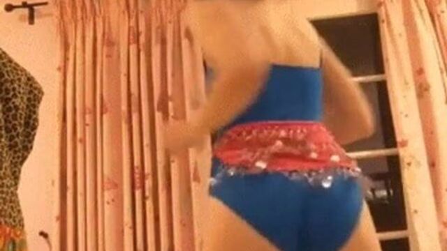 Lily Mo Sheen shaking her butt