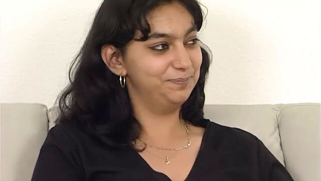 Junge Tuerkin bekommt riesen Dildo in die Muschi gesteckt