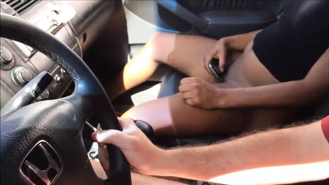 Entrou pelada no carro