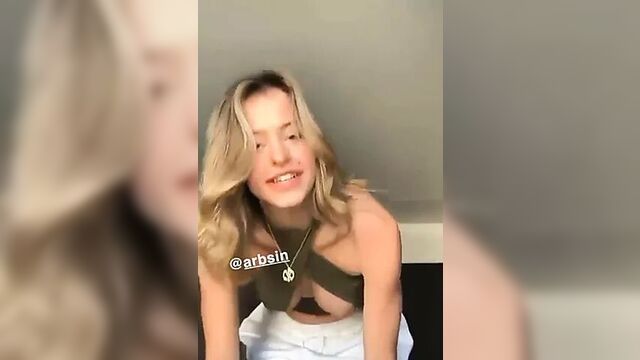 The famous tiktok Lea Elui flash her boobs by accident