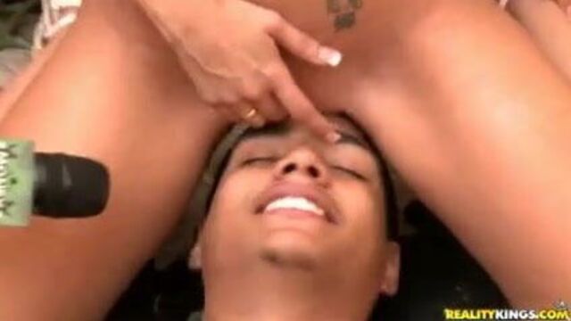 Watching her boyfriend get snailed